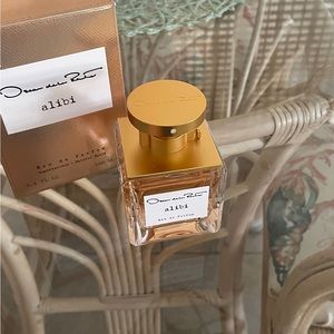 Oscar de la Renta Alibi Eau de Parfum Spray.